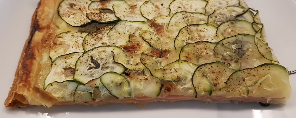 Zucchini Pizza mit Crème fraîche, Schinken und frischen Kräutern ...