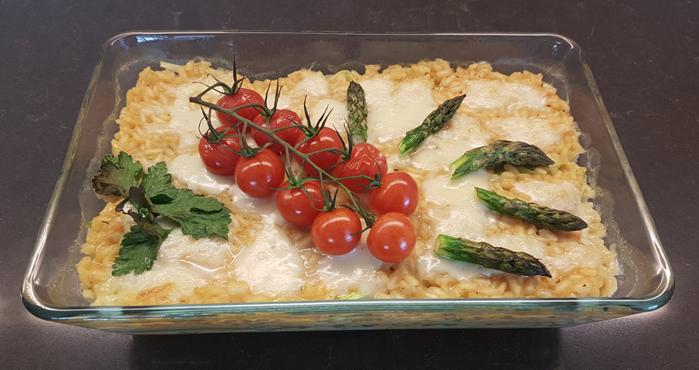 Reiskuchen mit Zucchini, Spargeln und Mozzarella