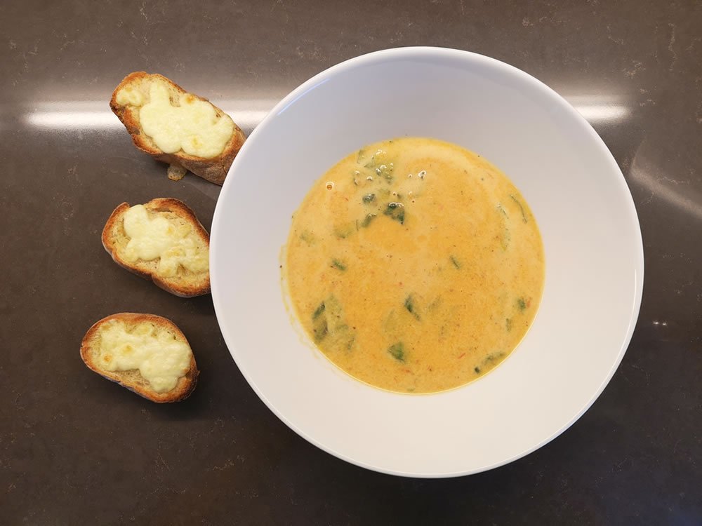 Tomaten-Peperoni Suppe mit überbackenem Mozzarella-Ciabatta Brot ...